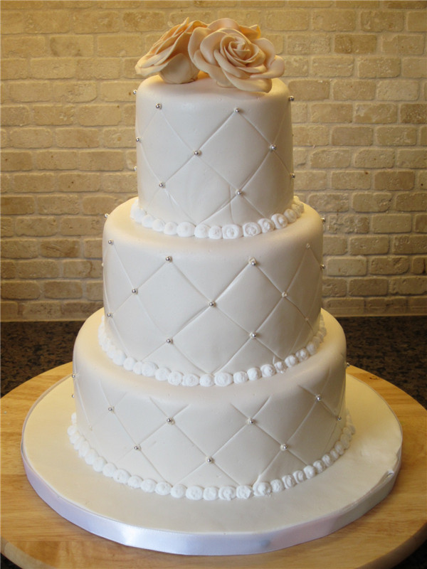 40+ Elegant and Simple White Wedding Cakes Ideas - Page 3
