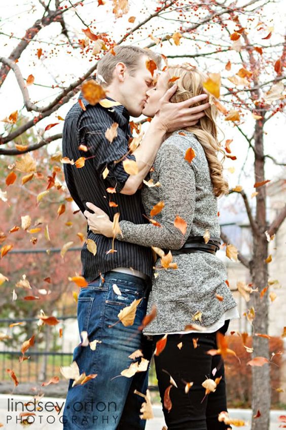 23 Creative Fall Engagement Photo Shoots Ideas I Should’ve Had Myself