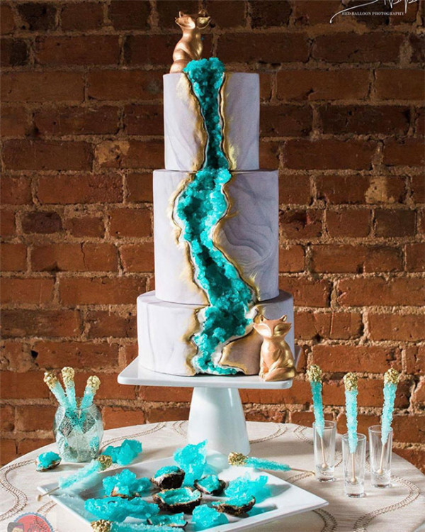amethyst crystals Geode Wedding Cakes That Will Make You Forget All Other Cakes