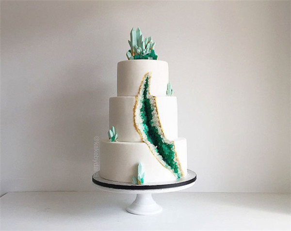 beautiful geode wedding cake trend