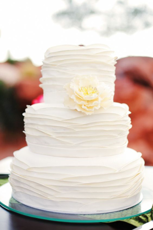 Simple and beautiful white wedd cake