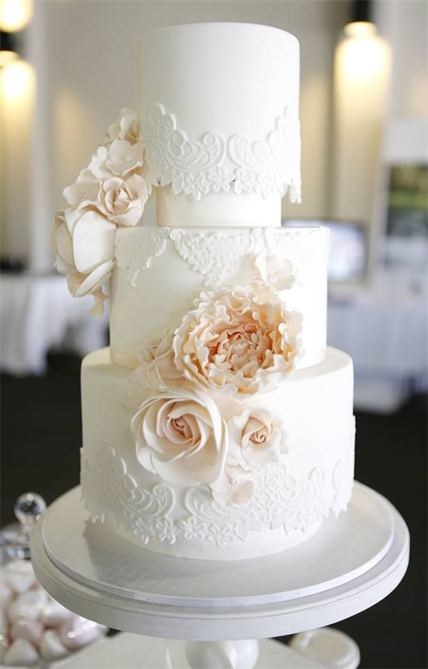 40+ Elegant and Simple White Wedding Cakes Ideas - Page 4 of 5
