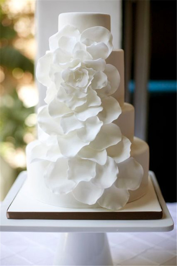 white flower themed wedding cakes