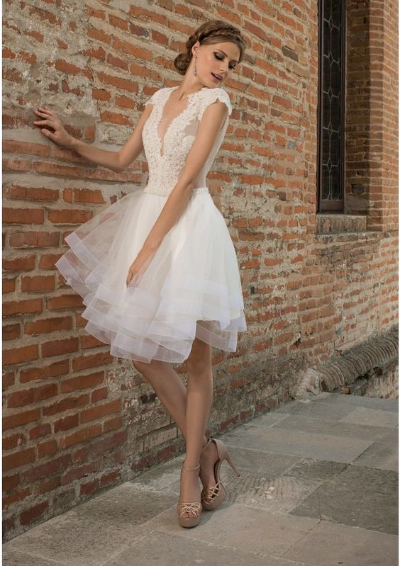 Ivory short wedding dress crafted in tulle