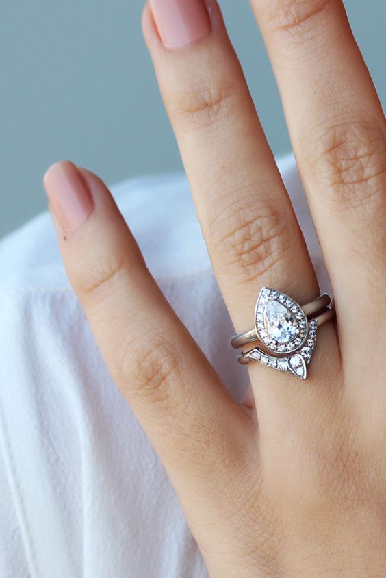 Bridal pear shaped diamond engagement set