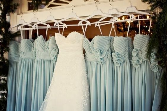 Pre-wedding photo ideas - need to remember to do a picture like this