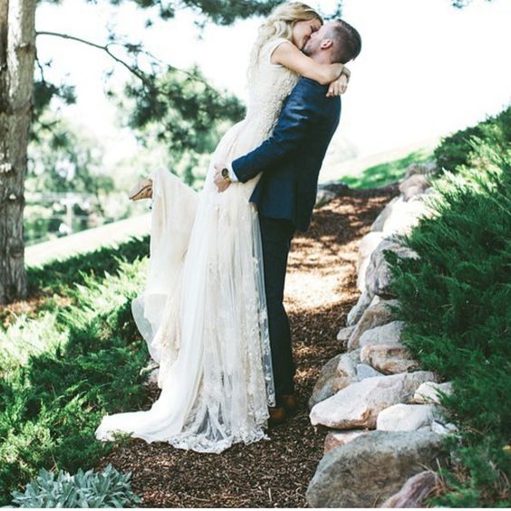 Romantic bride and groom photos you can take at your wedding