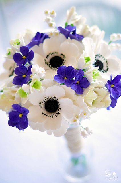 the concept of combining the white with small accent flowers