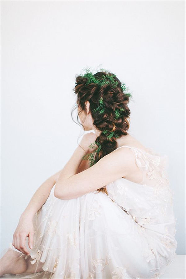 Beautiful greenery in wedding hair