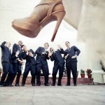 The wedding photo ideas with groomsmen make your wedding funnier