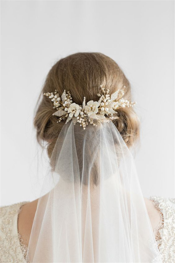 This hair comb is a charming piece to frame your hairdo and attach the flyaway veil