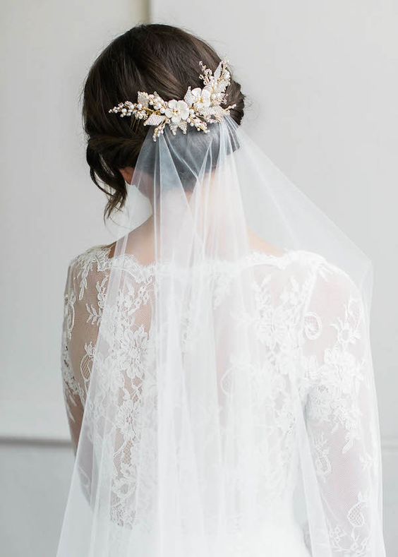 floral wedding hair comb and simple elegant veil