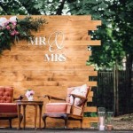 Floral and wood pallet wedding backdrop ideas