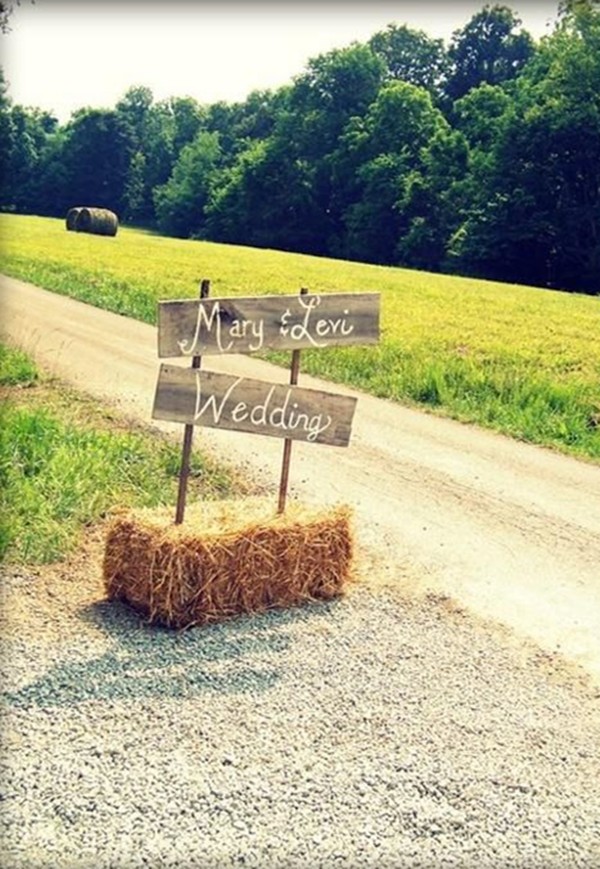 This sign with a hay bale!