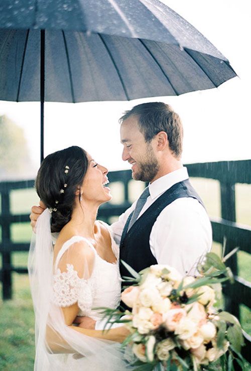 adorable rainy wedding pitcure