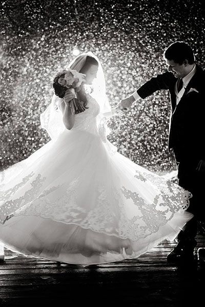 amazing wedding photo in a rainy day