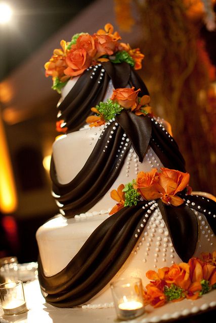 classic black and white wedding cake for fall nuptial