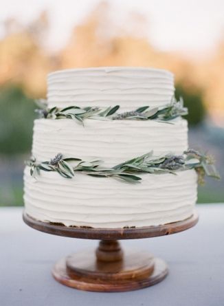 eye-catching botanical fall wedding cake