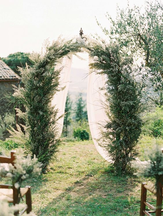 simple yet attractive backdrop for tuscany wedding