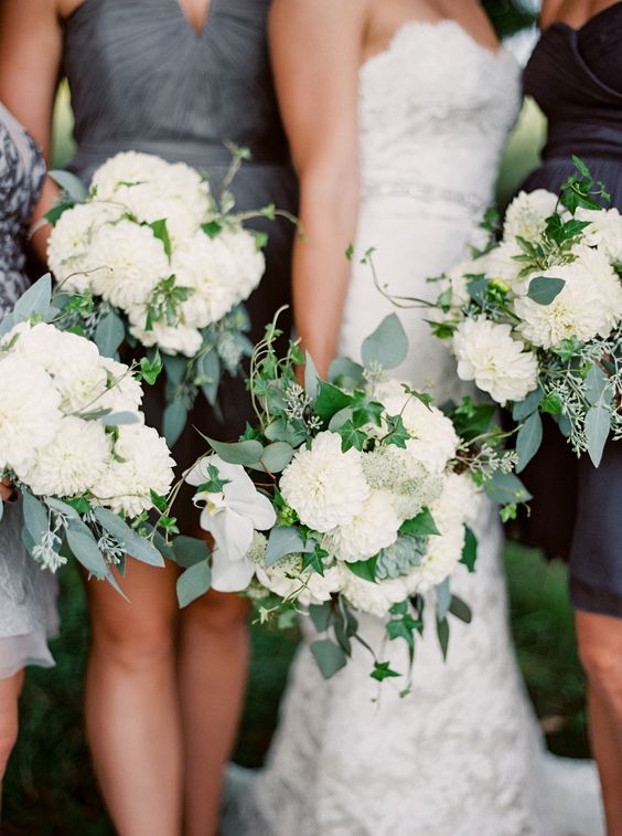 18 White and Green Bouquet for Modern Spring Weddings