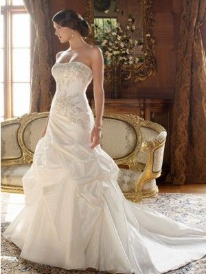 Timeless and Elegant Strapless Wedding Dresses (1)