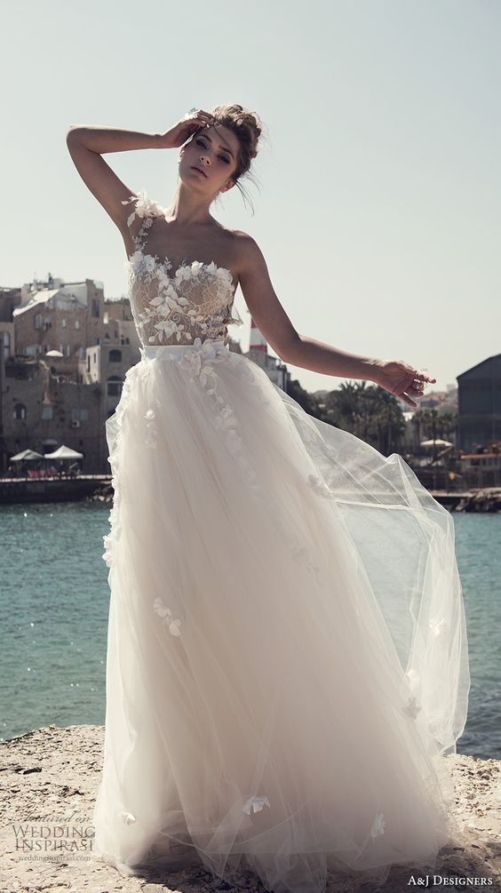 Timeless and Elegant Strapless Wedding Dresses (4)