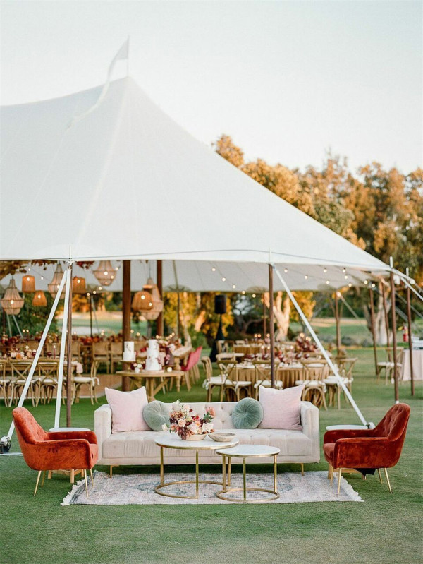 Cozy Lounge Areas for Outdoor Weddings