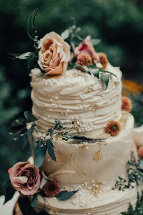 Layered Wedding Cakes with Vintage Touch