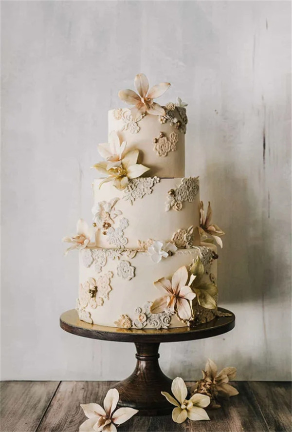 Unique and Floral Wedding Cakes with Vintage elements