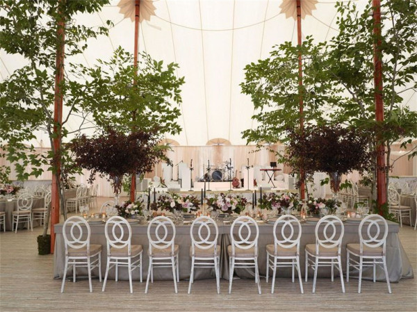 eye-catching outdoor wedding decorations with natural beauty