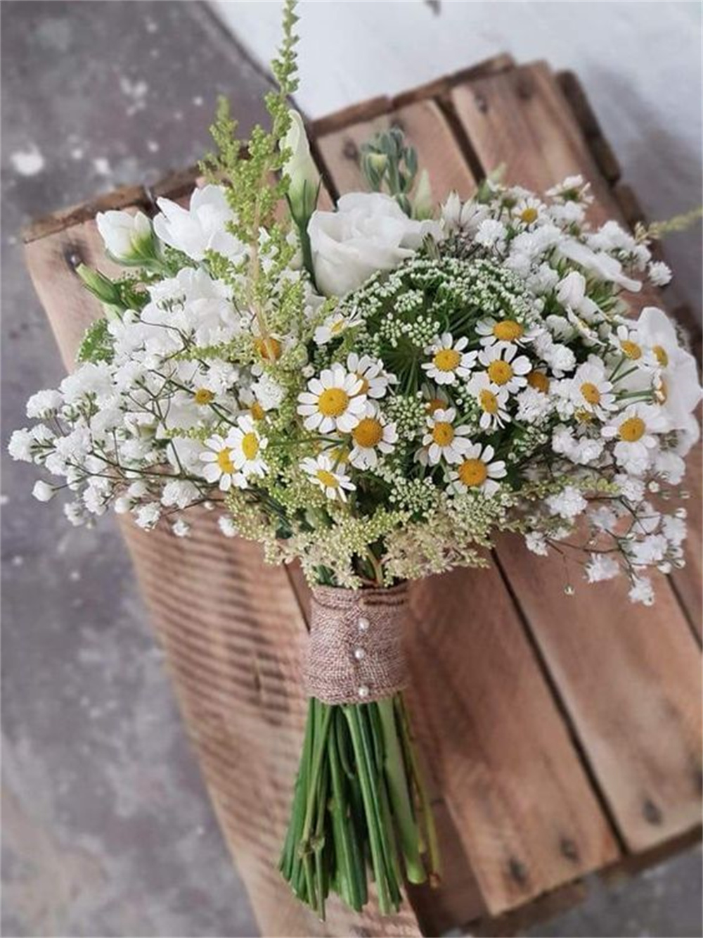 Simple and Chic Daisy Wedding Bouquets Ideas