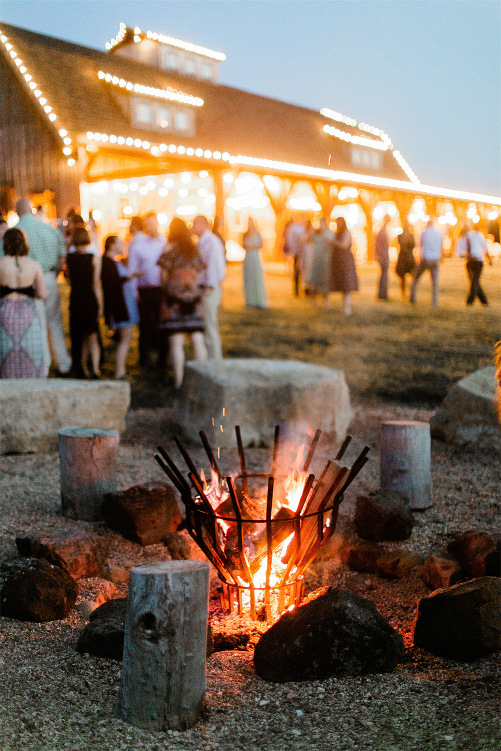 Warm Bonfire Decorations for Country Weddings