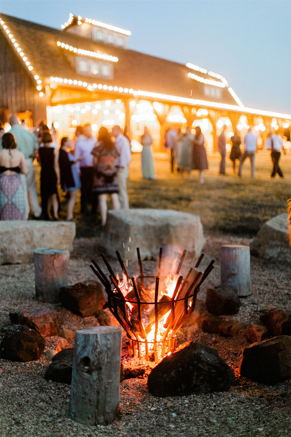 Warm Bonfire Decorations for Country Weddings