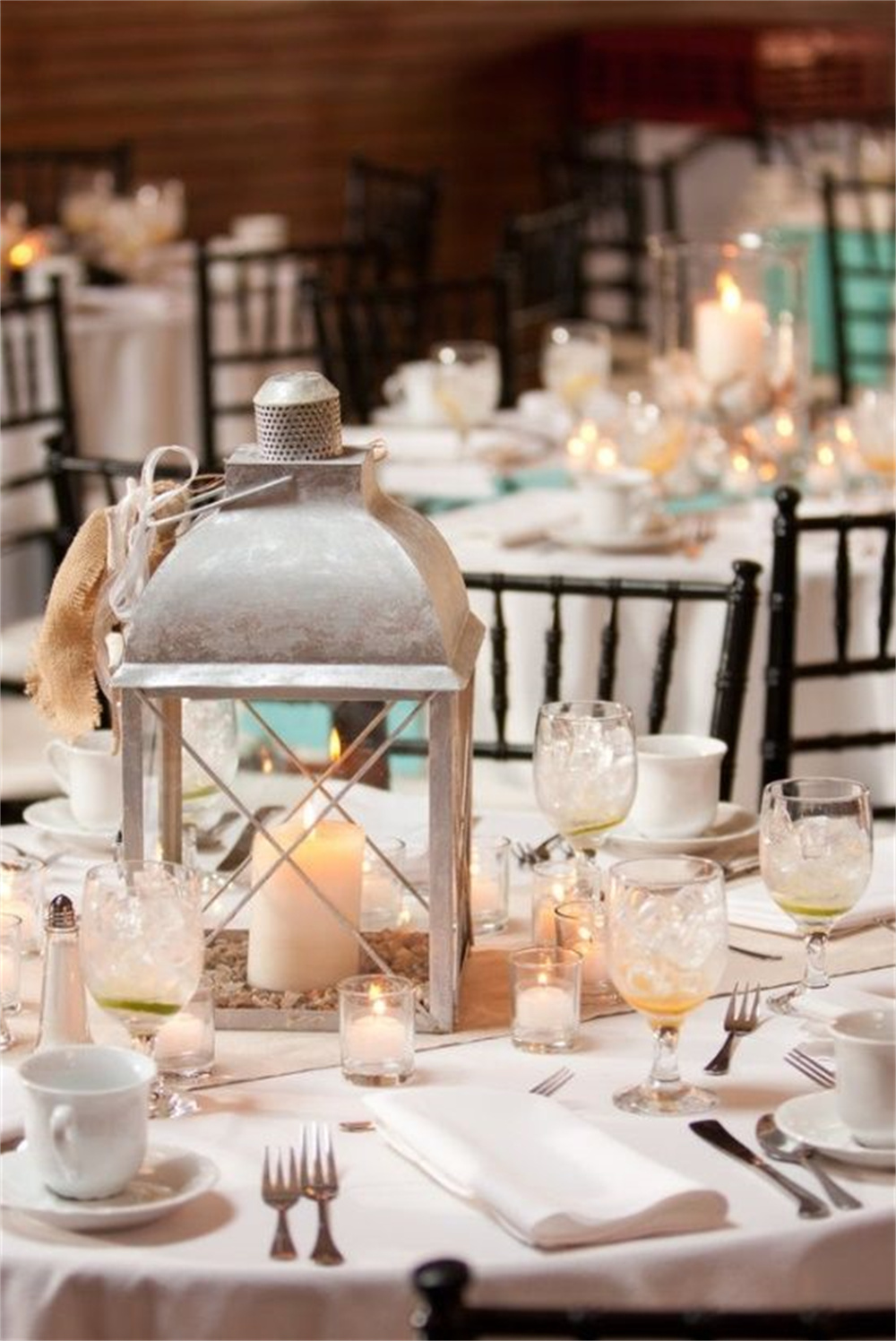 Chic Lantern Wedding Centerpiece Ideas